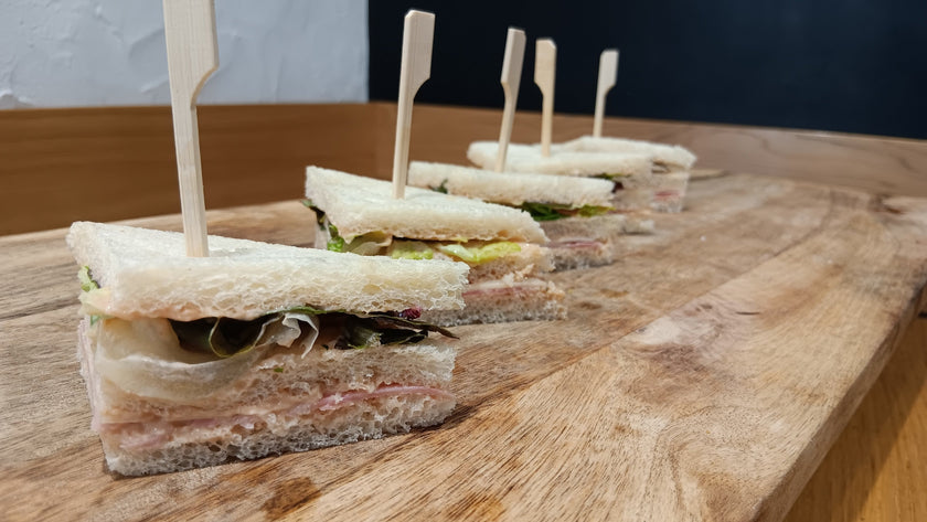 10 Club sandwich au jambon blanc, Comté, crudités, sauce tartare et salade