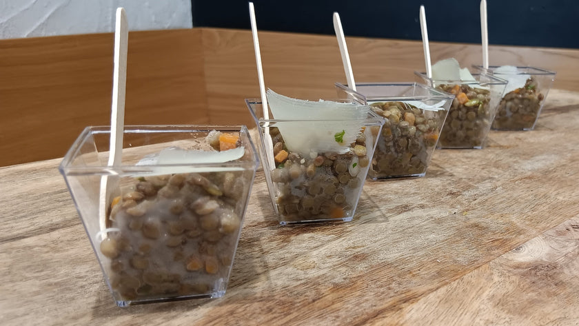 10 Verrine au saumon fumé, lentilles vertes, coleslaw (chou, carottes, pommes Granny Smith, sauce cocktail) et crème de petits pois