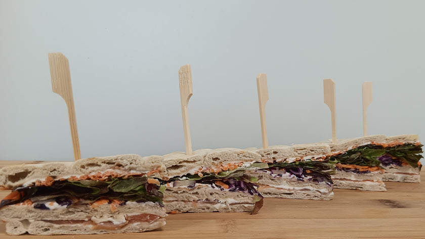 10 Pain Suédois au saumon fumé, crème d’artichauts et basilic, crudités et salade