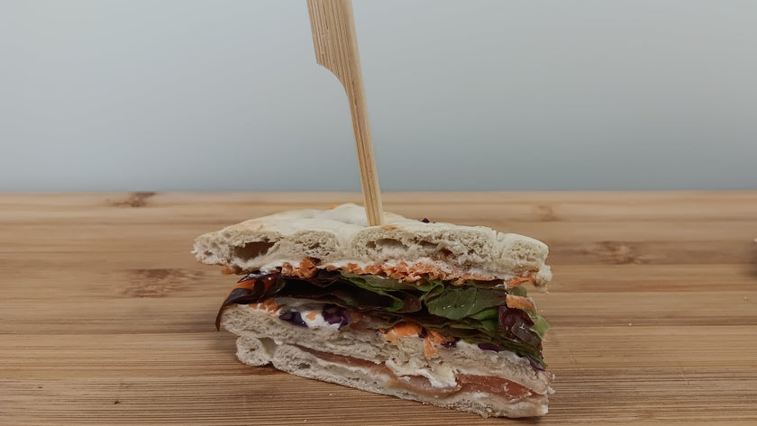 10 Pain Suédois au saumon fumé, crème d’artichauts et basilic, crudités et salade