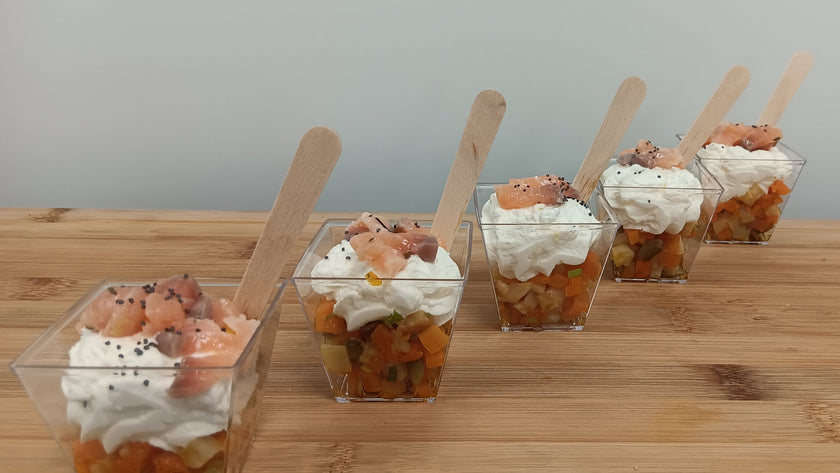 10 Verrine au saumon fumé, lentilles vertes, coleslaw (chou, carottes, pommes Granny Smith, sauce cocktail) et crème de petits pois