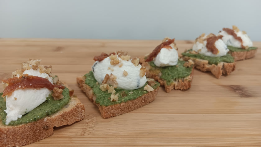 10 Toast de confit d’oignons, magret de canard fumé, poire tapée vin rouge et pistaches concassées