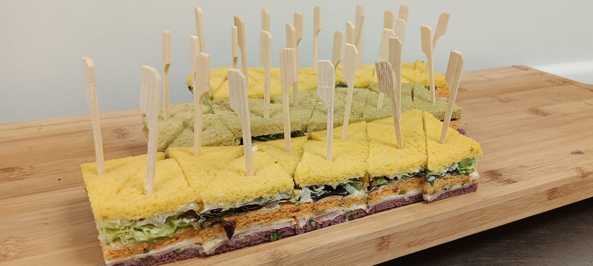 10 Club sandwich au jambon blanc, Comté, crudités, sauce tartare et salade