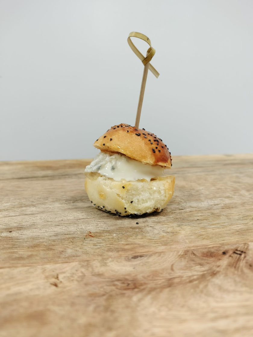 10 Mini buns au chèvre, confit d'oignons, chèvre de Bellevue et confiture