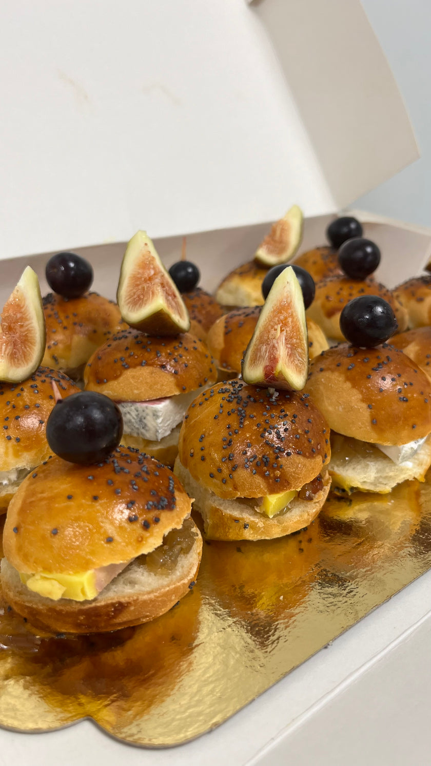 10 Mini buns au foie gras, chutney d'oignons, confiture