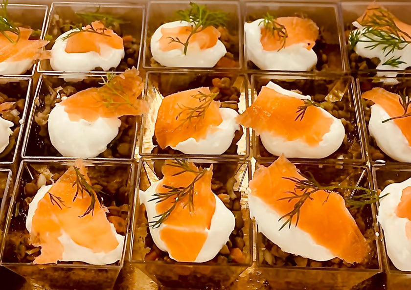 10 Verrine au saumon fumé, lentilles vertes, coleslaw (chou, carottes, pommes Granny Smith, sauce cocktail) et crème de petits pois