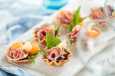 10  Mini tartelette de faisselle de chèvre, ciboulette, raisins secs et magret de canard fumé