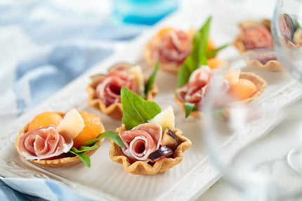 10  Mini tartelette de faisselle de chèvre, ciboulette, raisins secs et magret de canard fumé