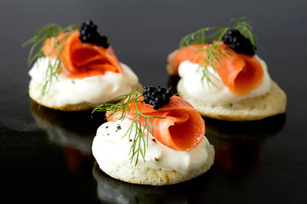 10 Blinis houmous de betteraves sésame, saumon fumé, pousse d’alfafa radis