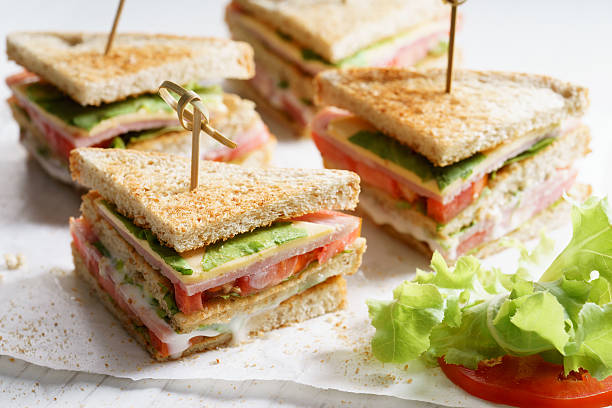 10 Club sandwich au jambon blanc, Comté, crudités, sauce tartare et salade