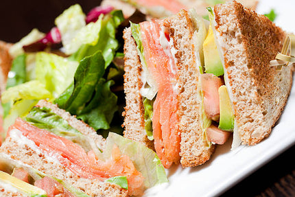 10 Club sandwich au guacamole, saumon fumé, pomme granny Smith, carottes râpées, iceberg
