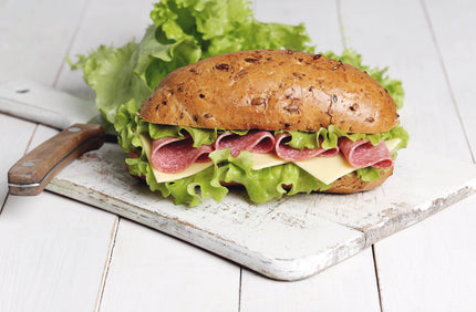 10 Mini sandwich au beurre cornichon, persil, rôti de bœuf, emmental
