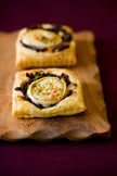 10 Mini tartelette feuilletée Confit d'oignons, chèvre de Bellevue et herbes de Provence