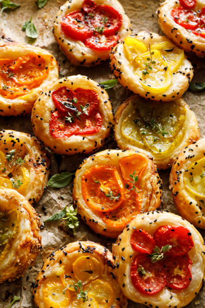 10 Mini tartelette feuilletée Veggie : tartinade tomates et olives, courgettes, poivrons, copeaux de parmesan parmesan