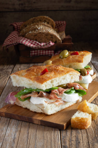 10 Focaccia, tartinade de poivrons, mortadelle, copeaux de parmesan, courge rôtie, roquette, huile de noisette