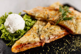 10 Focaccia, labné, Brie, carottes râpées, iceberg, chutney d’oignons
