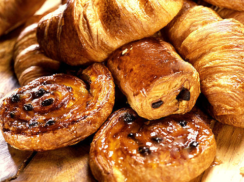 Coffret de mini viennoiserie 15 pièces (Pains au chocolat - Croissants - Pains aux raisins)