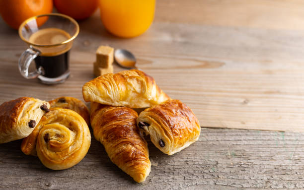Coffret de mini viennoiserie 15 pièces (Pains au chocolat - Croissants - Pains aux raisins)