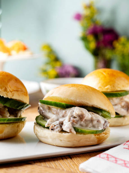 10 Navette au sésame blond, poulet, mayonnaise au miel-moutarde et iceberg