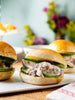 10 Navette au sésame blond, poulet, mayonnaise au miel-moutarde et iceberg
