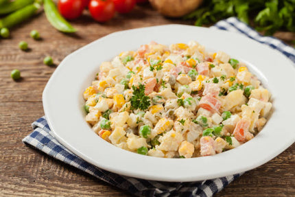 Salade d’œuf dur, jambon blanc, Comté, petit pois, carottes, pommes de terre, mayonnaise, cornichons, échalotes, persil
