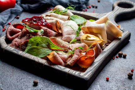 Planche Campagnarde : terrine de Campagne, rillette de porc « Les cochons d’Antran », pâté croûte, rôti de veau, rôti de porc, rôti bœuf, cornichons, beurre, sauce tartare et radis