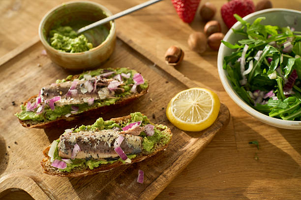 Planche de la mer à partager : terrine de poissons, rillettes de sardines, pic de cube de saumon à l’aneth, blinis, pain Suédois, crackers, sauce cocktail, mayonnaise au curry, mayonnaise, citron et pickles