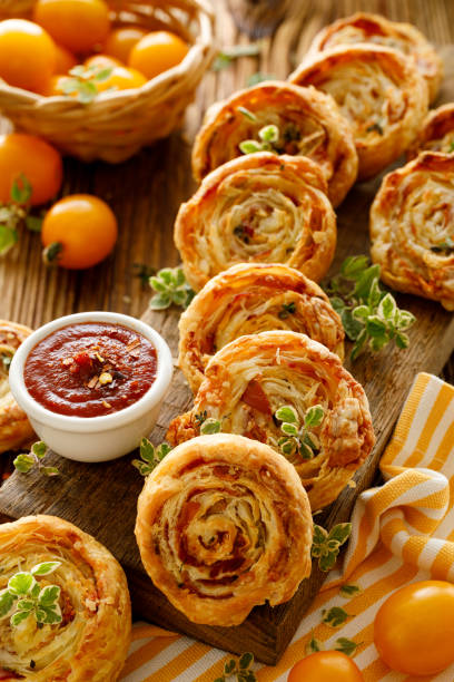 10 Rolls feuilleté au jambon, emmental, crème fraîche, sésame