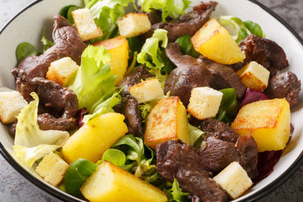 Salade de gésiers de volailles, copeaux de Brebis, tomate cerise, grenailles et courge rôtis, champignons, frisée, croûtons, persil, vinaigrette au Xérès