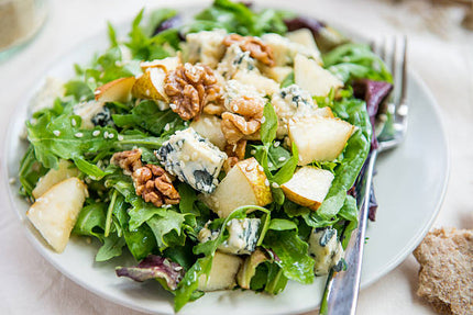Salade de lard grillé, bleu d’Auvergne, noix, œuf dur, endives, frisée, pommes de terre vapeur, poireaux, persil et vinaigrette à l’huile de noisettes