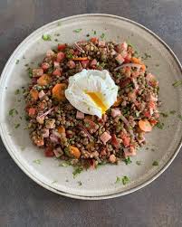Salade d’œuf poché, haddock, pois cassées, lentilles vertes, carottes, noisettes, persil et vinaigrette au Xérès