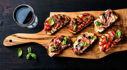10 Toast de confit d’oignons, magret de canard fumé, poire tapée vin rouge et pistaches concassées
