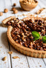 Tarte au pralin craquant, ganache au chocolat noir, caramel et fruits secs (8 parts)
