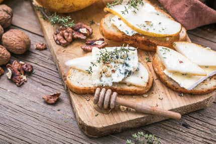 10 Toast à la mousse de fourme d’Ambert-mascarpone, jambon cru et noix