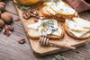10 Toast à la mousse de fourme d’Ambert-mascarpone, jambon cru et noix