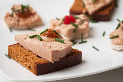 10 Toast de pain d’épices, confit d’oignons, mousse de foie gras, 5 baies, ciboulette