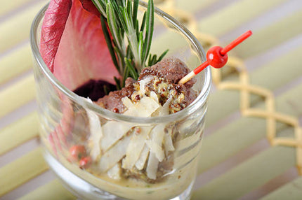 10 Verrine de vitello tonnato (cube de veau, sauce au thon : mayonnaise, câpres, oignons, persil, anchois), pousse d’alfafa et crumble salé parmesan-noix