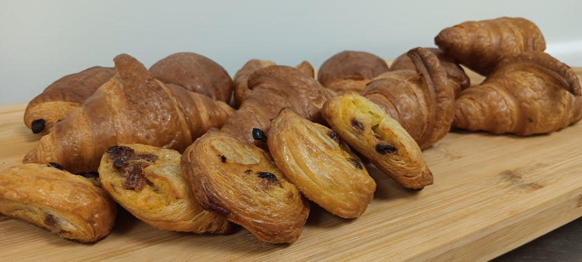 Coffret de mini viennoiserie 15 pièces (Pains au chocolat - Croissants - Pains aux raisins)