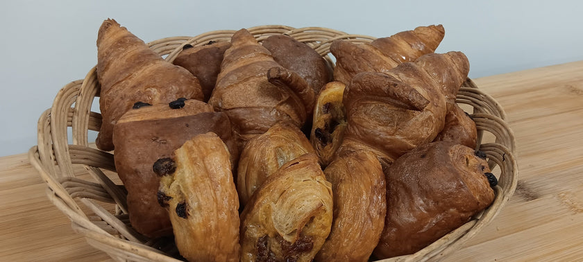 Coffret de mini viennoiserie 15 pièces (Pains au chocolat - Croissants - Pains aux raisins)